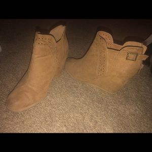 Women’s Size 11 Suede Tan Wedges